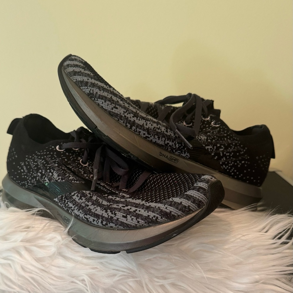 Women’s Brooks Levitate DNA Amp size 9. Great condition.